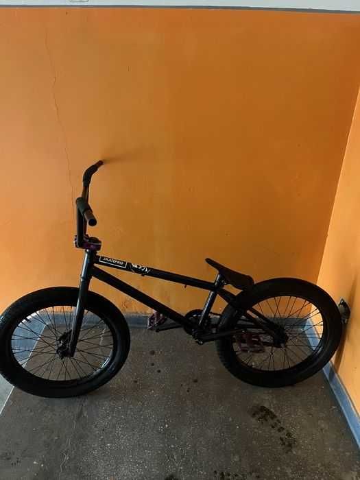 Vând bmx custom.