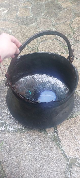 Продавам античен меден казан.