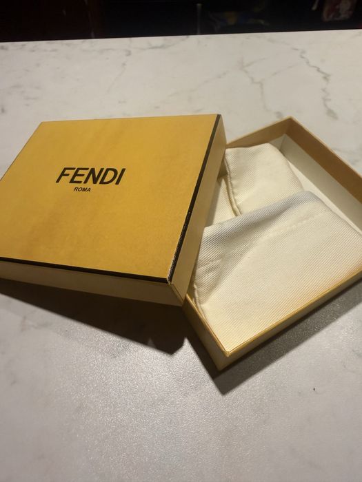 Продавам оригинална малка кутия на fendi