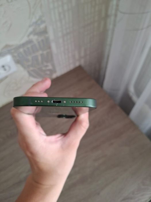 Продам Iphone 13
