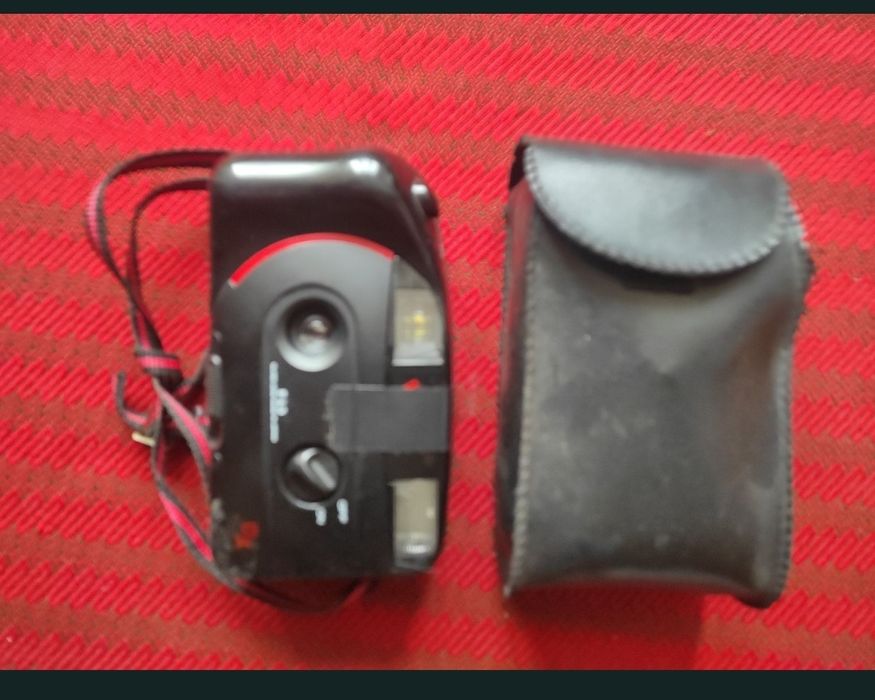 Aparat fotografiat clasic cu film, stare perfectă de funcționare.