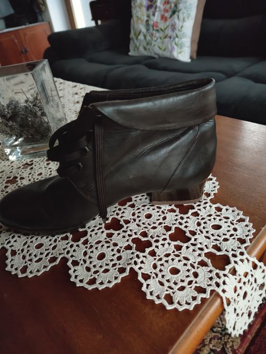 Vând ghete mărimea 39.