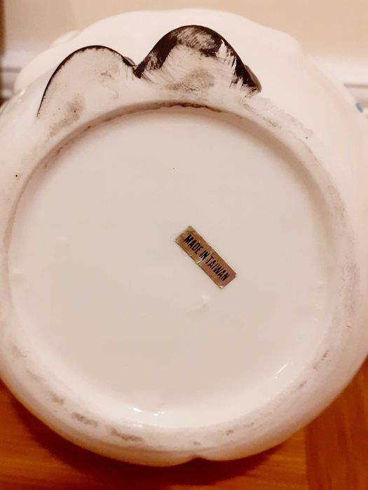 2 порцеланови чайника -  "Готвач" и "Цветарски магазин"