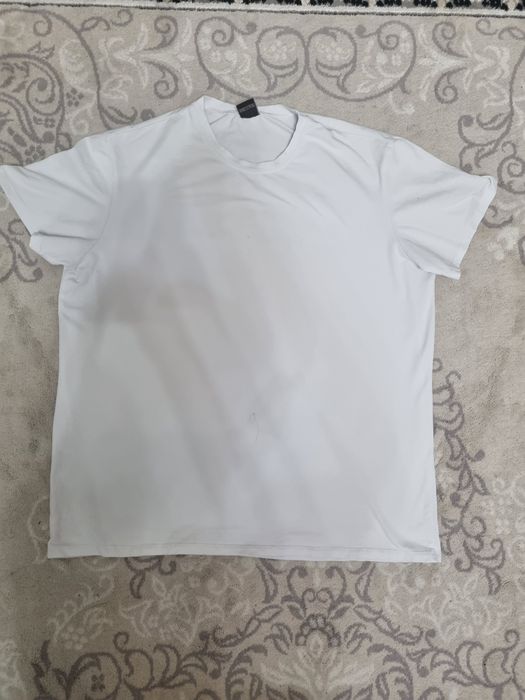 обычная белая футболка