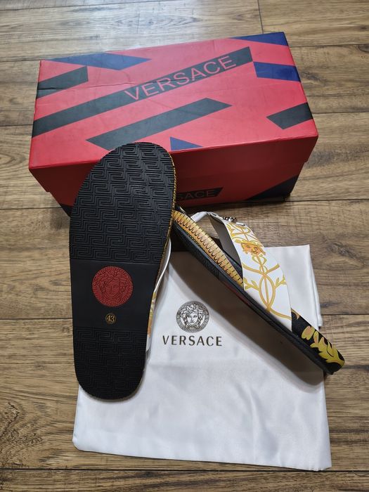 Vând slapi Versace