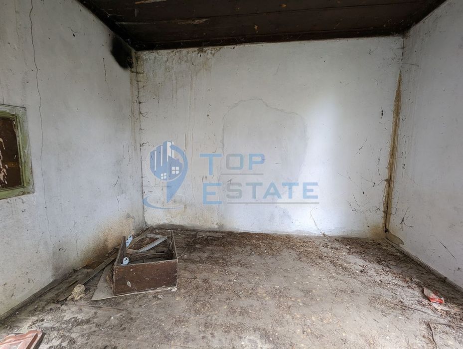 Двуетажна тухлена къща в село Миндя