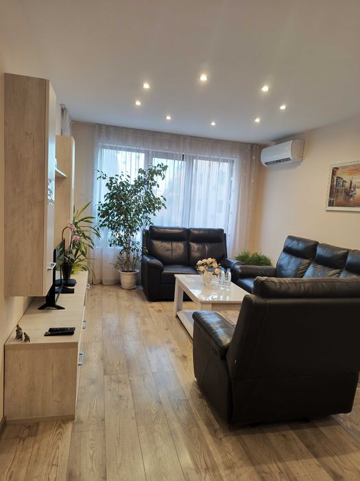 Нощувки .Луксико  е двустаен апартамент с гараж .До Гранд мол .