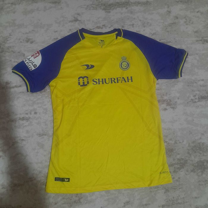 Спортни  тениски на едро шест броя по 15 лева бр