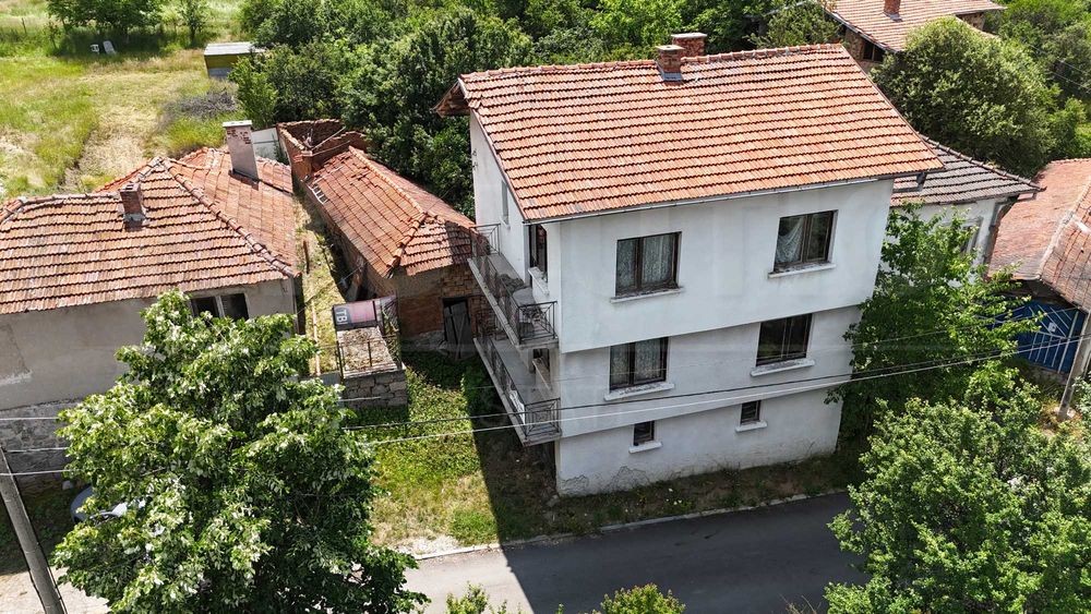 Триетажна къща в с. Долни Окол