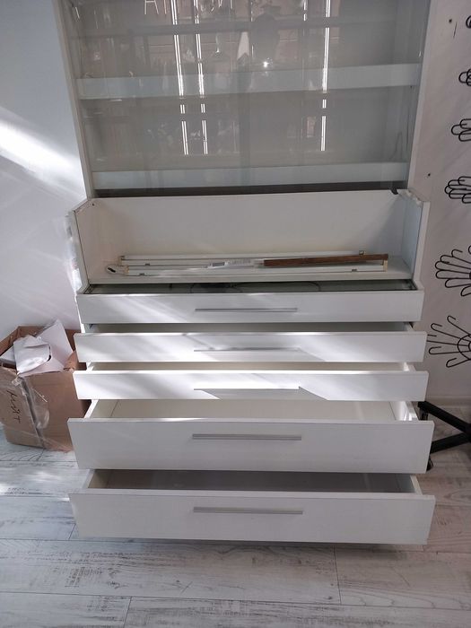 Оборудване за магазин - стелажи, витрина