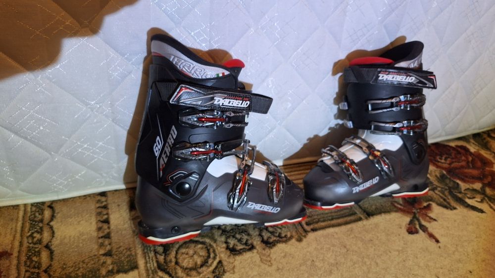 Echipament ski barbatesc,lungimea skiurilor  163 si claparii 42-43