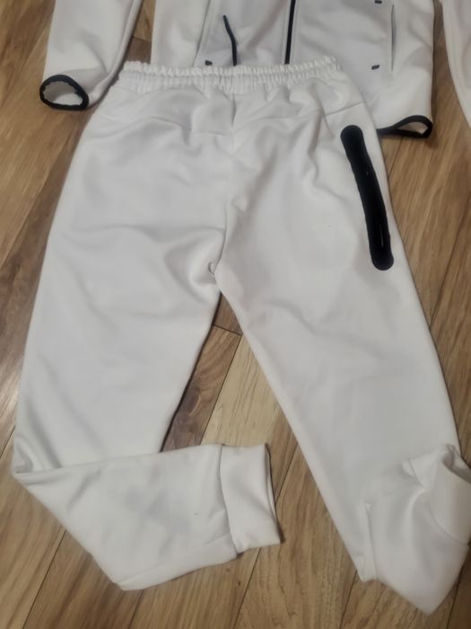 Екип  в М размер  Бял