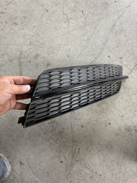 дясна решетка в бронята на audi A7 4G//4G8807682K