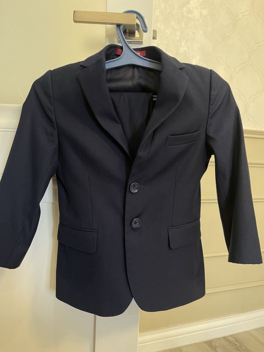 Продам костюм тройку на мальчика