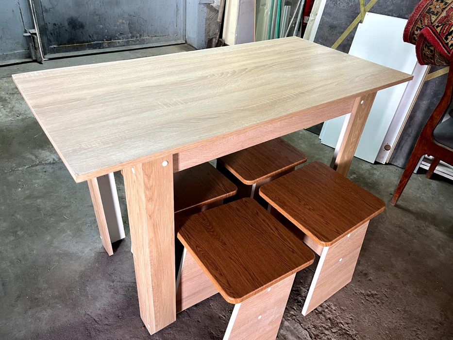 Продам новый стол и стулья