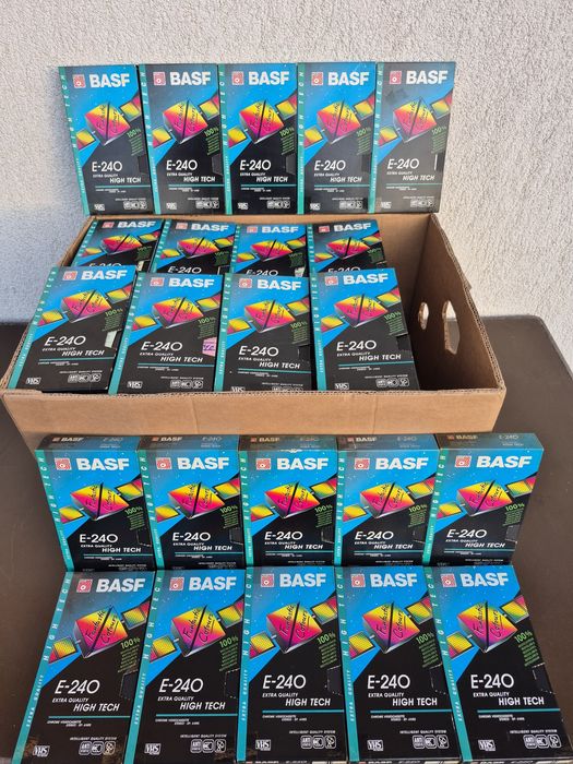 Vând o colecție de 18 casete video VHS originale Basf de 240 de minute