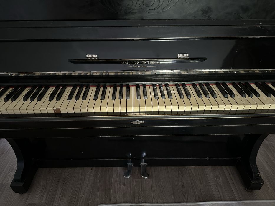 Пианино красный октябрь