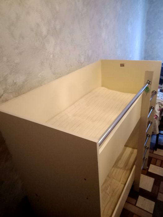 Двухярусную кровать .