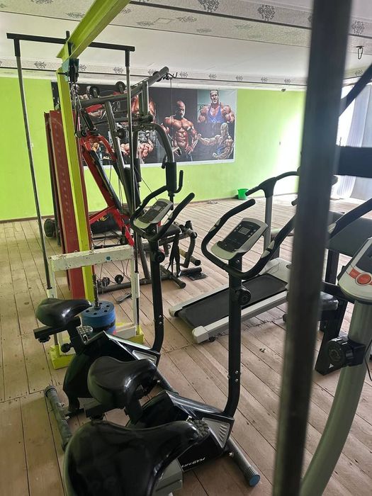 Oyogi bilan jinsiy olatni spermasini siqib chiqaradi