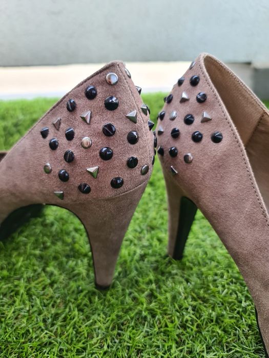 Pantofi cu toc și pietricele comozi model deosebit piele