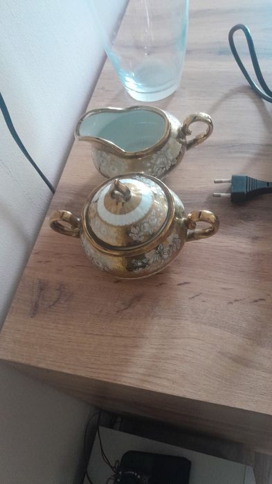 Отдам плойку и сахорницу с молочником.