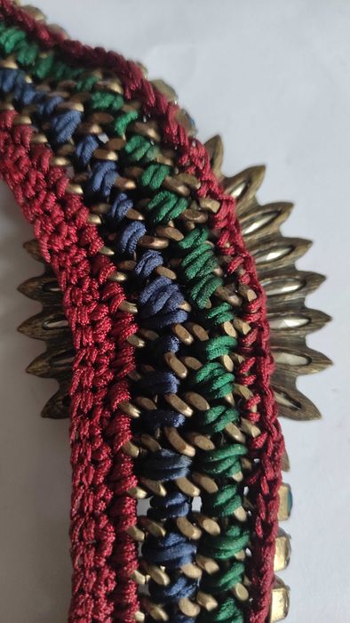 Масивно колие на ZARA с цветни кристали и ръчно изплетена яка