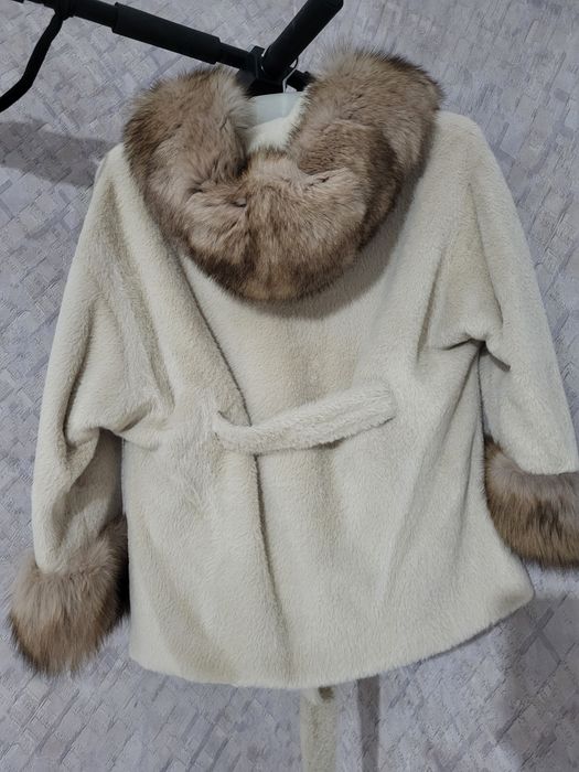 Пальто с меховым воротником