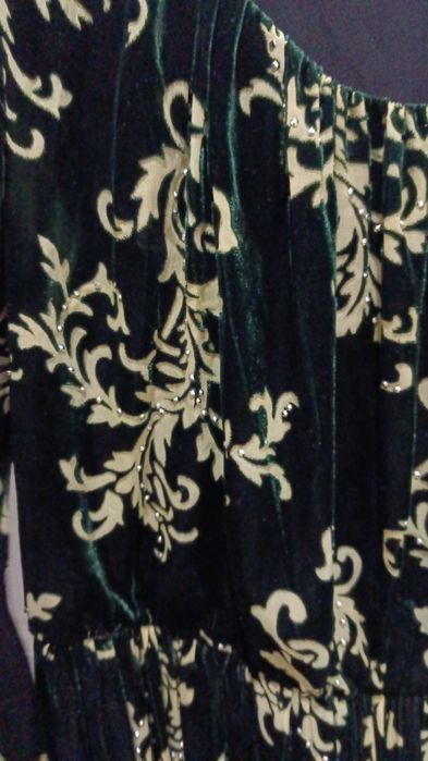 Продам бархатное платья с сразами