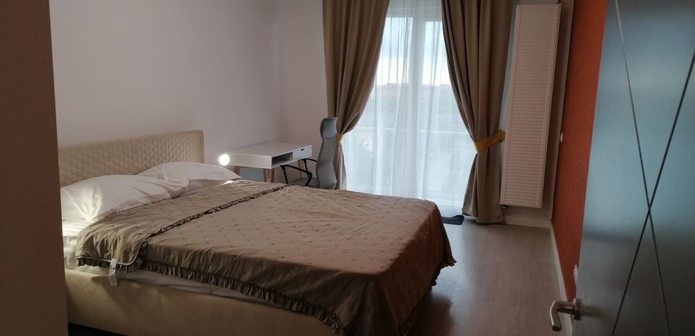 Inchiriez apartament cu două camere foarte mari în White Tower (complet utilat) 2500 lei.