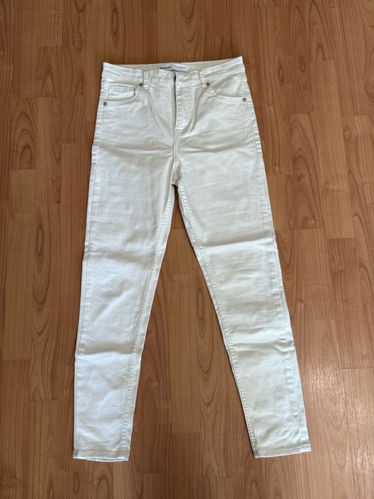 Дънки М размер запазени обличани са броени пъти