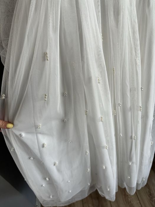 Бяла рокля с перли