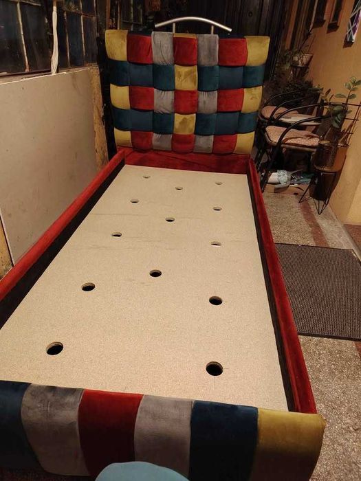 Pat de o persoana cu capat si margini tapitate