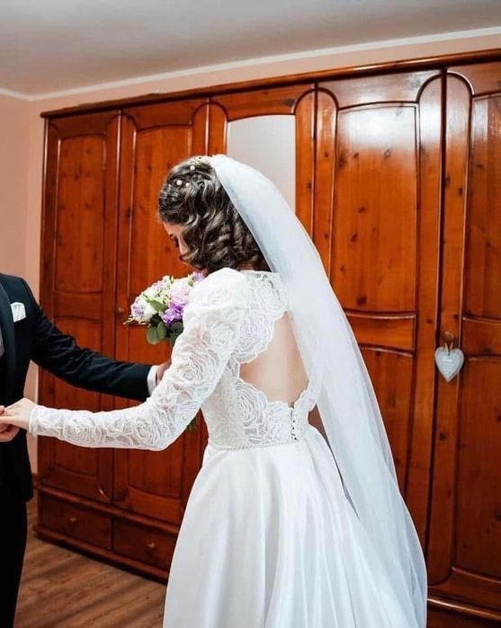 Rochie de mireasă cu crinolină și voal de 3m