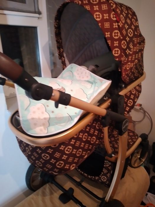 Дешево продам коляску.игрушки в подарок.