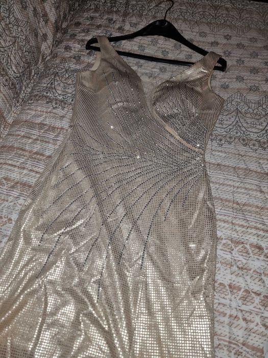 Златиста рокля с цепка