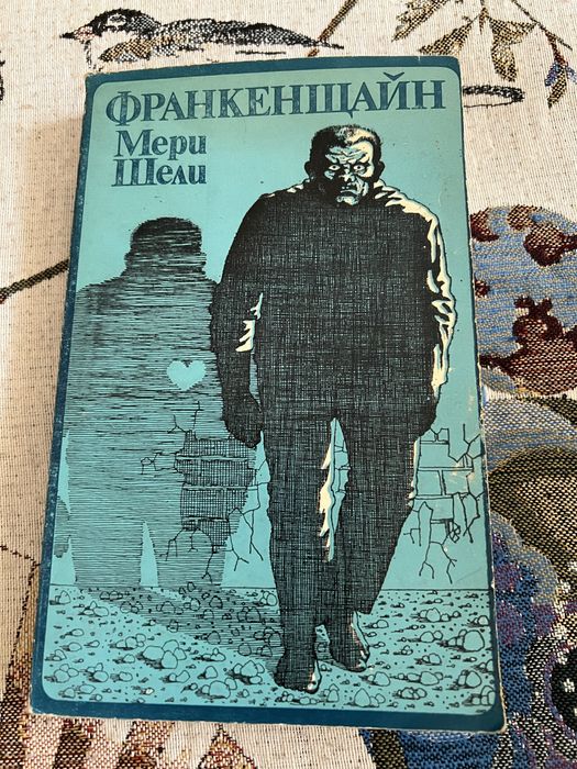 Продавам книги