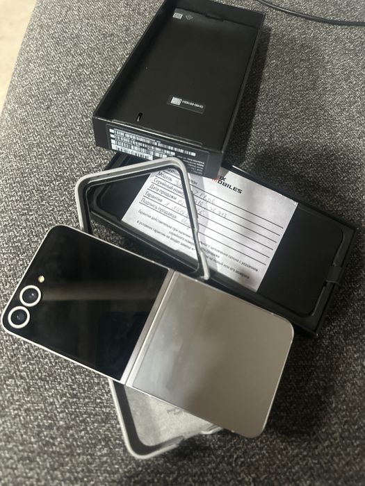 Телефон Samsung Z Flip 6 12/256