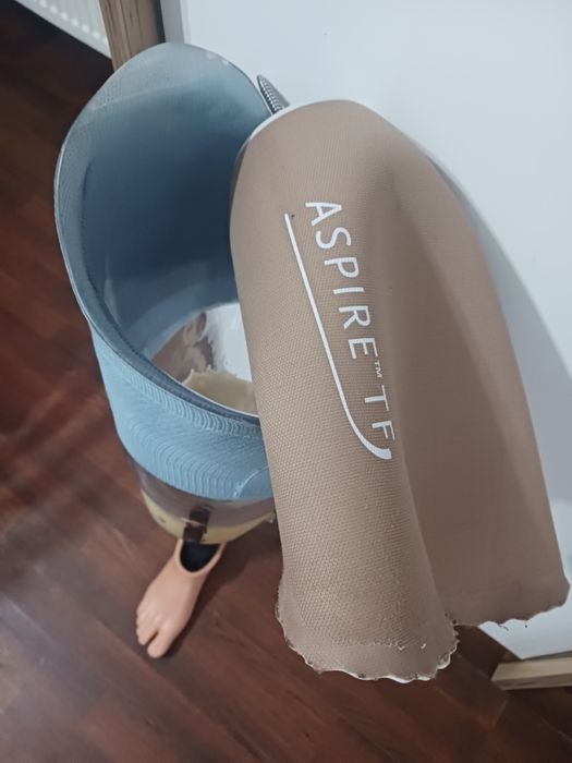 Vând proteză picior drept
