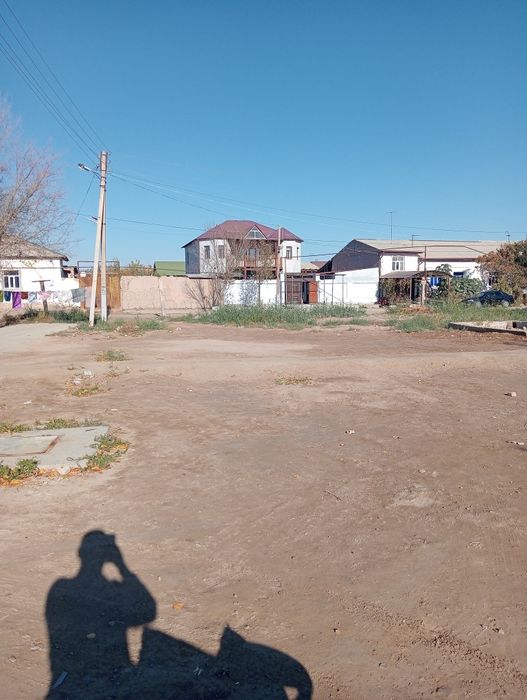 Базардын касы Караван Кафенин арты Арал кошеде 2 етажлы уй сатылады