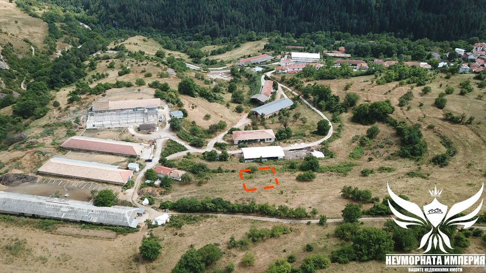 Продавам земя 524кв.м. с топ гледка до път в село Орехово обл.Смолян