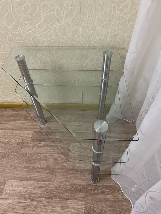 Стеклянный стол в идеальном состоянии