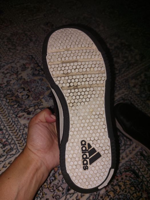 Срочно Продам ADIDAS кроссовки оригинал