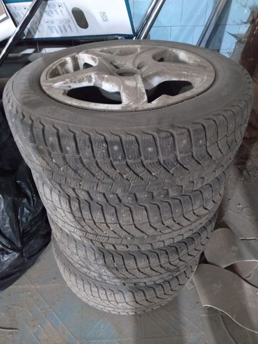 Продам зимние шипованные покрышки с дисками
