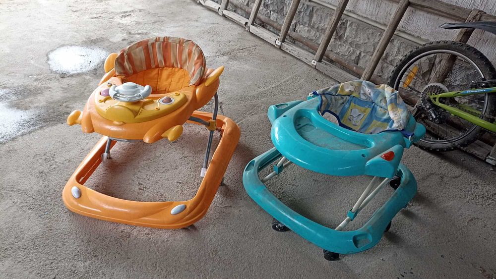 Продам коляску , ходунки , манежка, велосипед