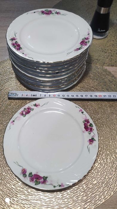 12 бр. Порцеланови Чинии със Златен Кант