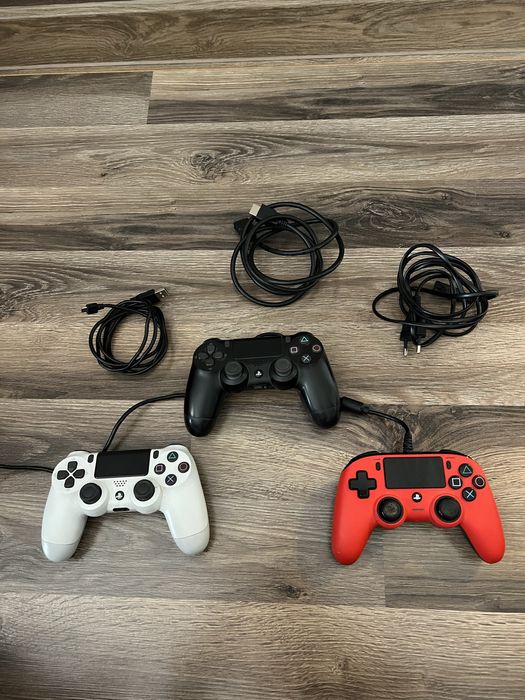 Продавам PS4 Slim 500GB + 5 игри + 3 джойстика