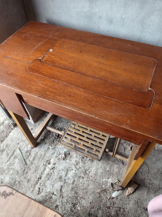 Vind 2 mașini cusut