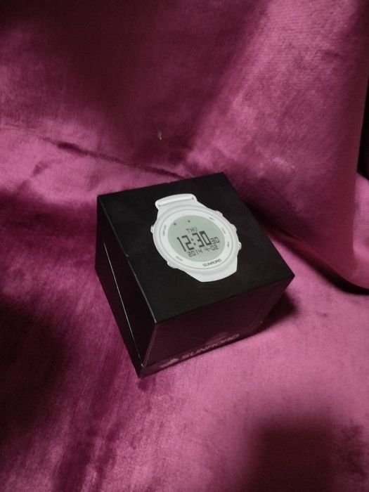 Продам белые наручные часы