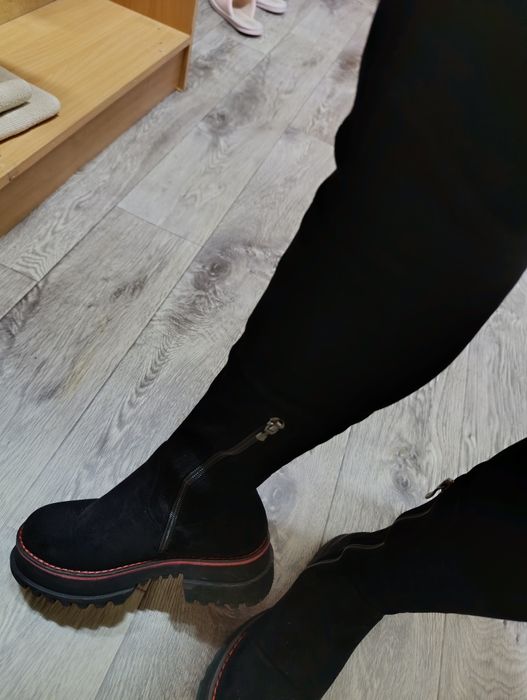 Высокие замшевые сапоги