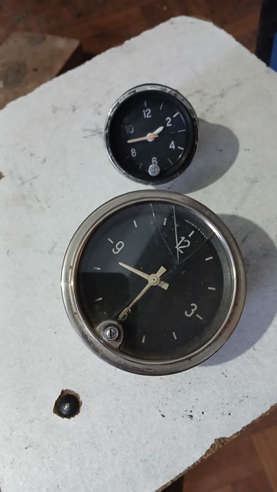 В продаже автомобильные часы.